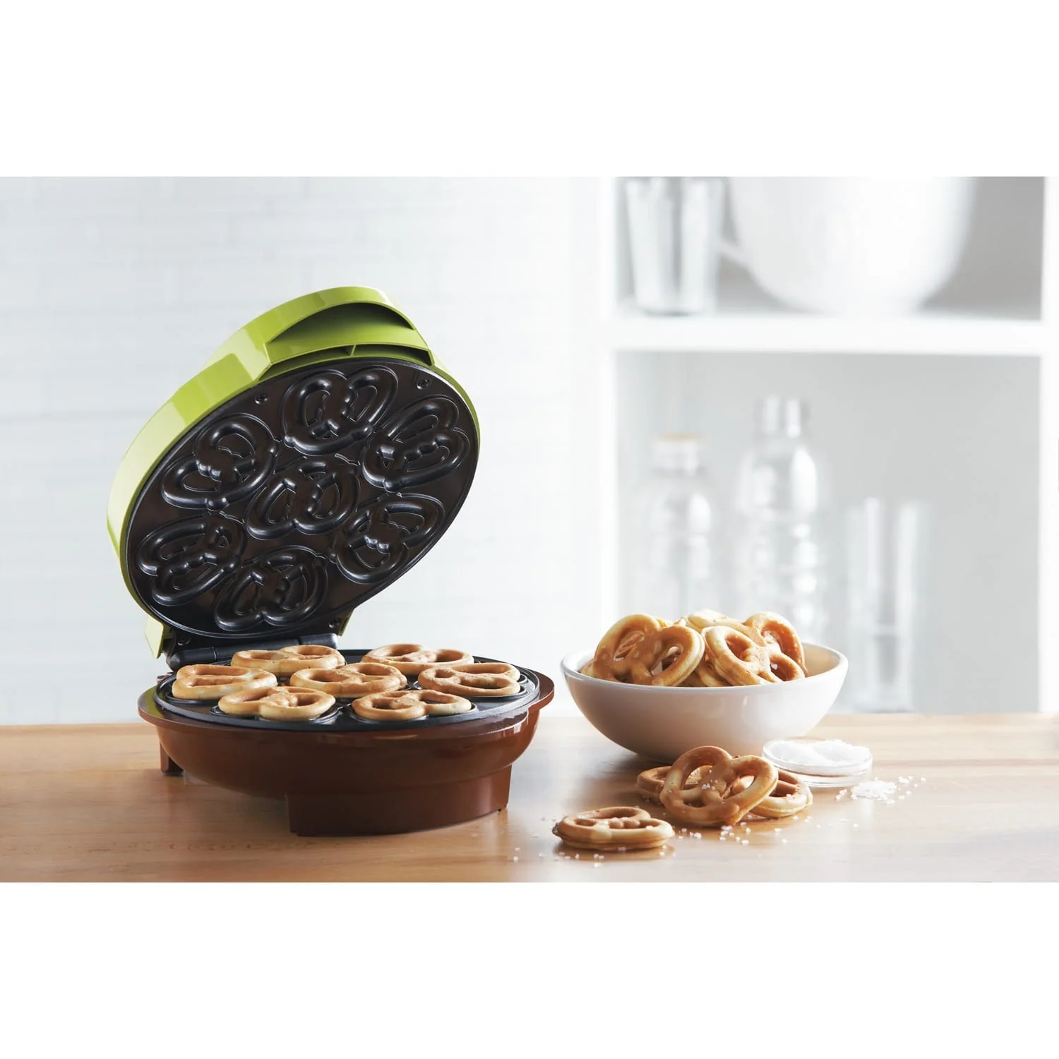 Brentwood Just For Fun Electric 6-Hole Nonstick Mini Pretzel Maker - Image 3