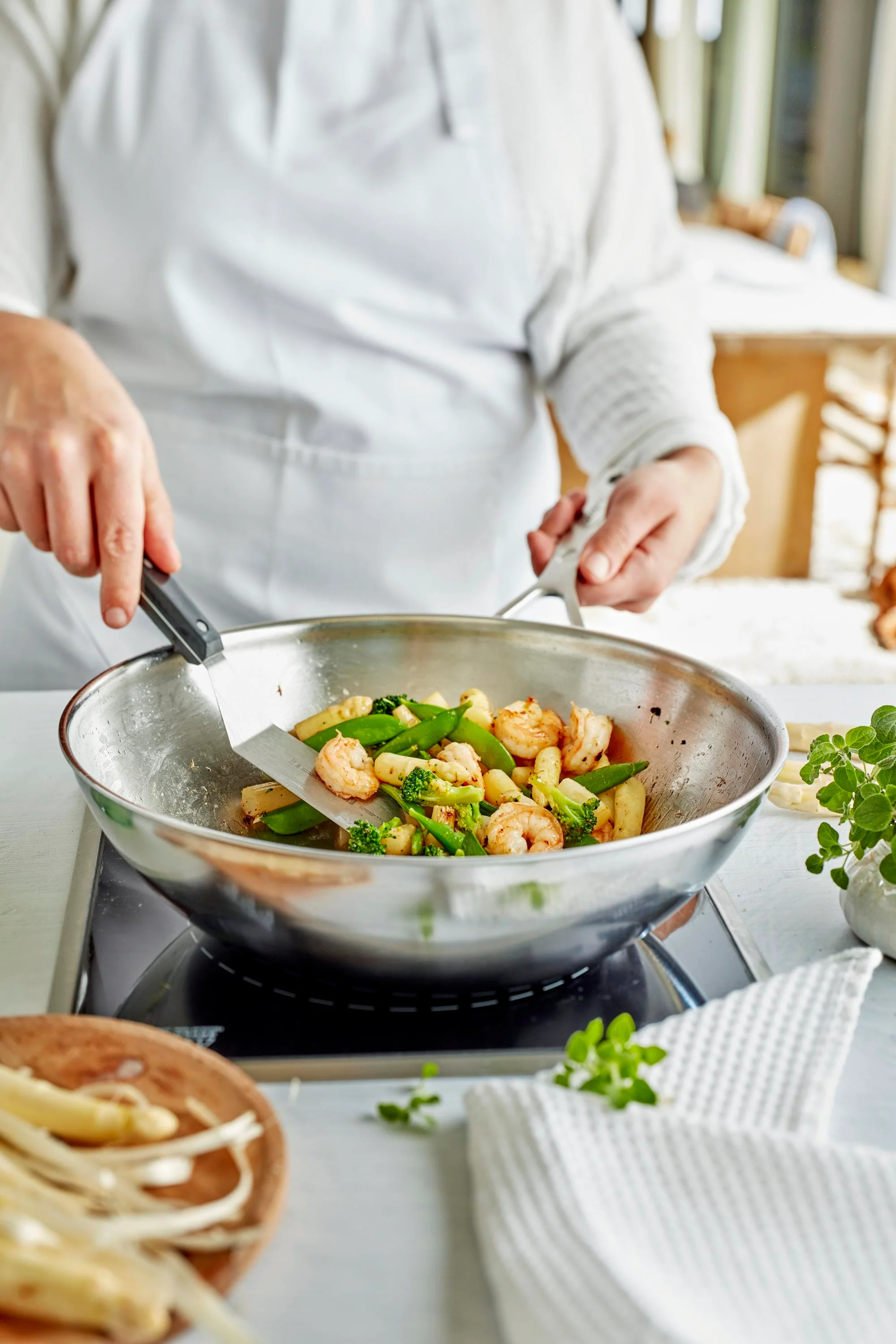 Demeyere Industry 5-Ply 5-qt Stainless Steel Flat Bottom Wok - Image 4