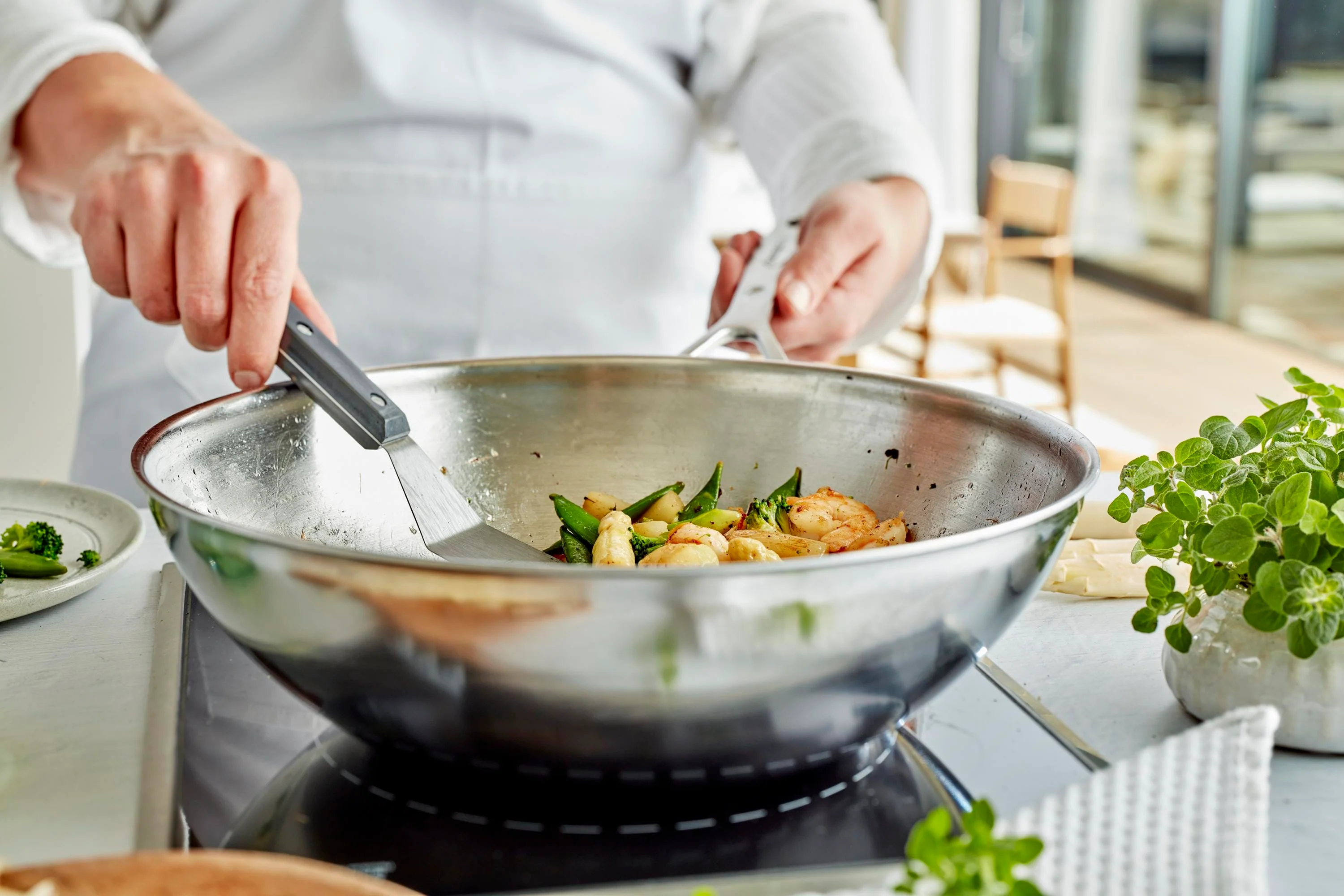 Demeyere Industry 5-Ply 5-qt Stainless Steel Flat Bottom Wok - Image 5
