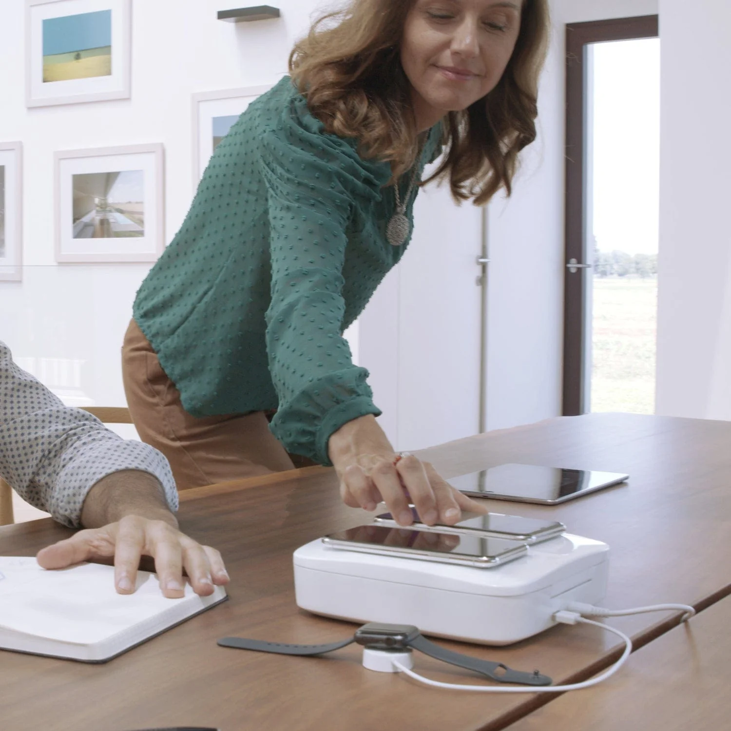 Einova Mundus Pro UV Phone Sanitizer with Dual Wireless Charging Spots - Image 2