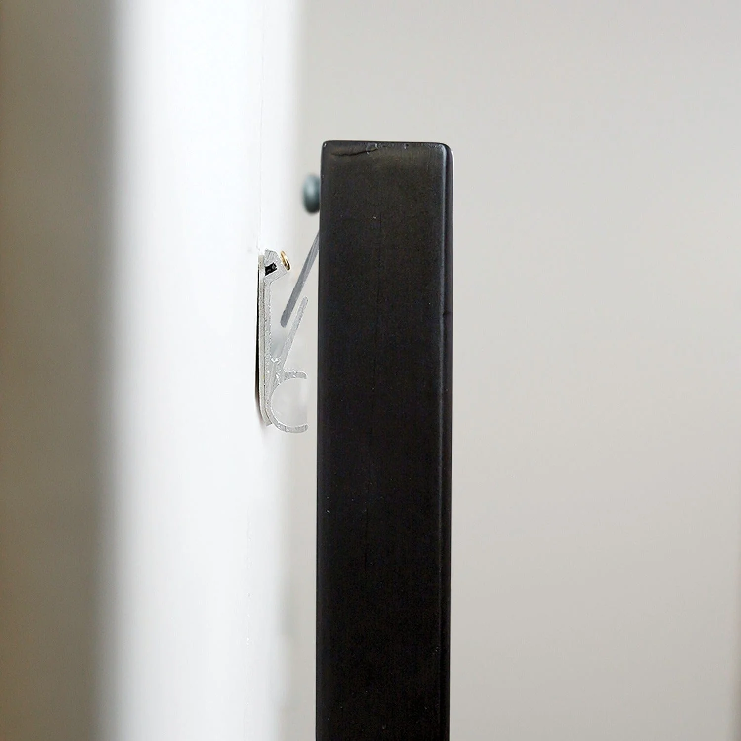 Hangman Apartment 50-Lb. No-Stud Picture and Mirror Hanger - Image 4