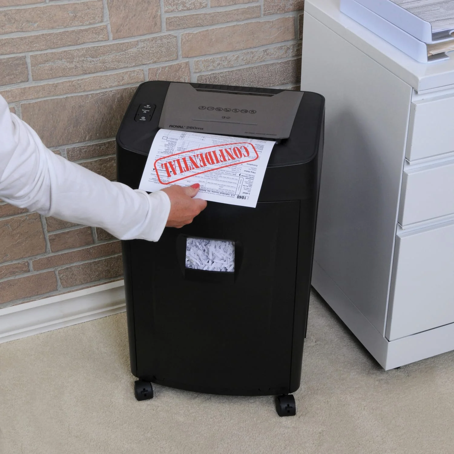Royal 260MX 20-Sheet Crosscut Paper Shredder with Basket - Image 3