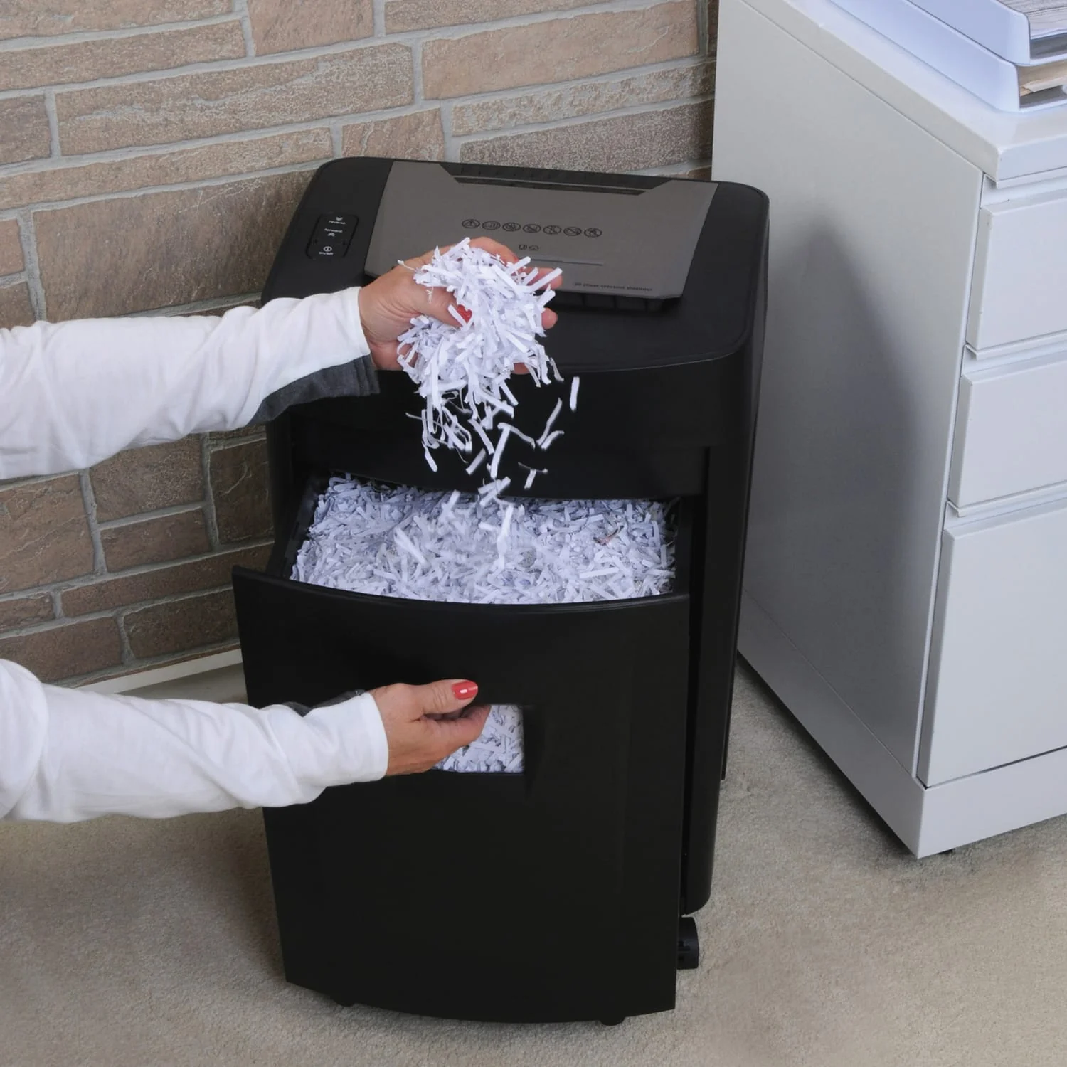 Royal 260MX 20-Sheet Crosscut Paper Shredder with Basket - Image 4