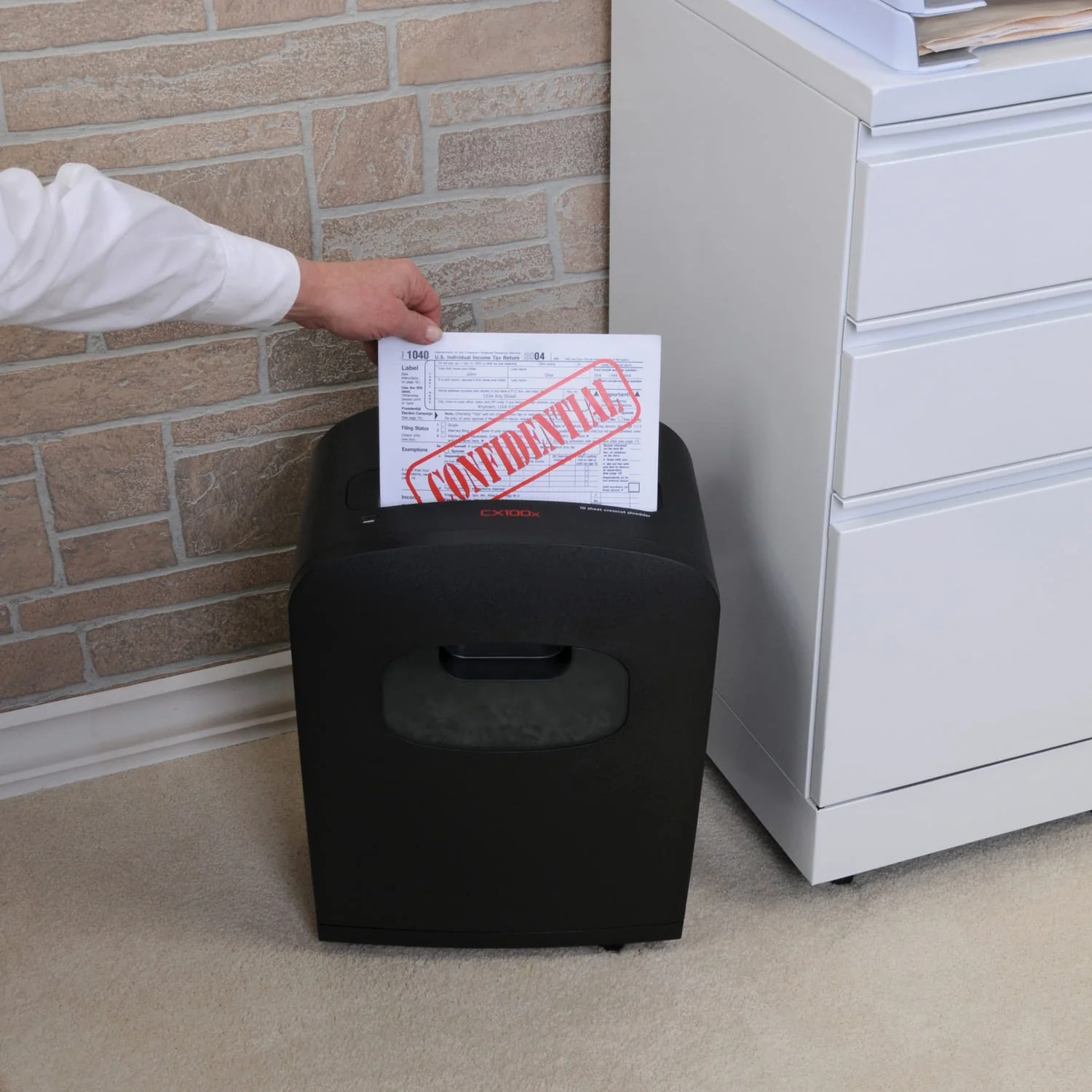 Royal CX100x 10-Sheet Crosscut Shredder with Basket - Image 4