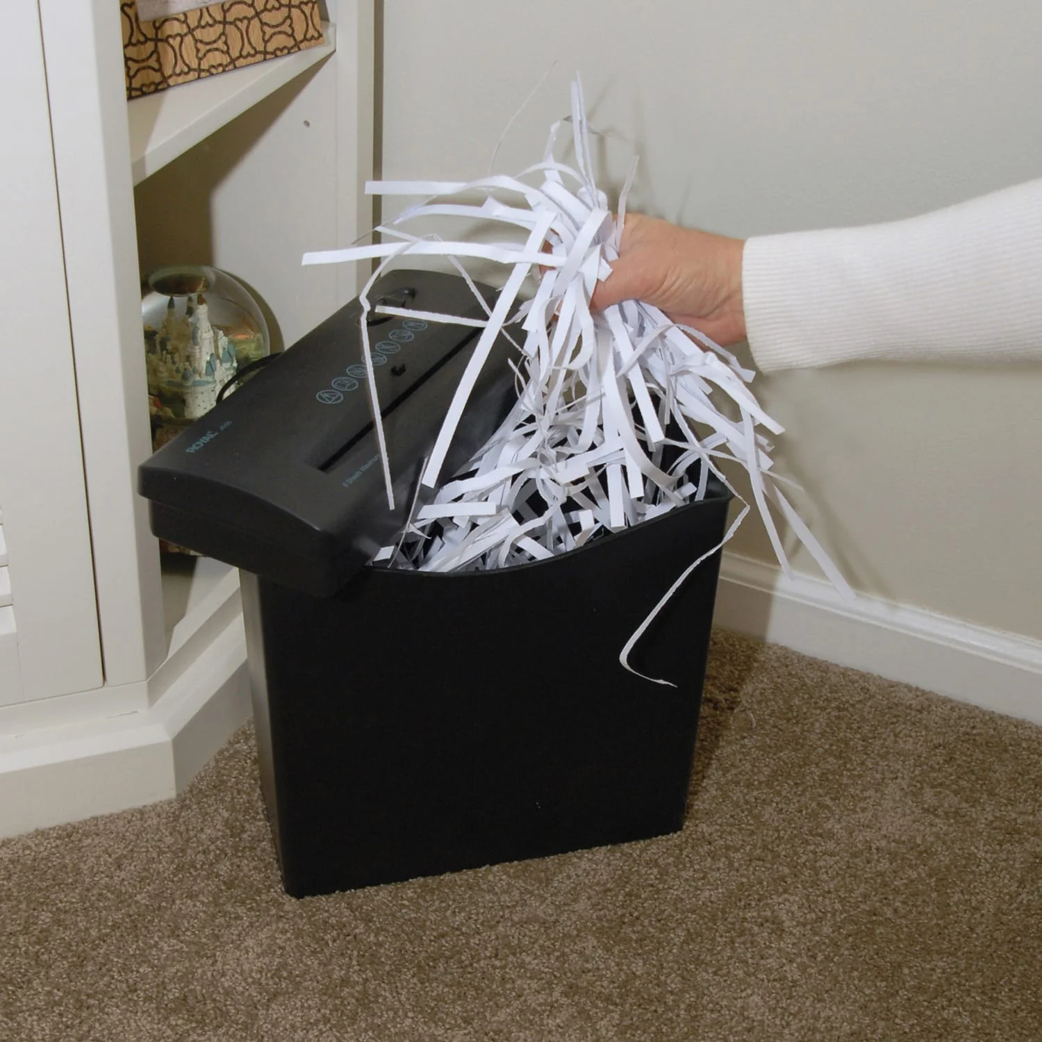 Royal JS55 5-Sheet Crosscut Shredder with Basket - Image 3
