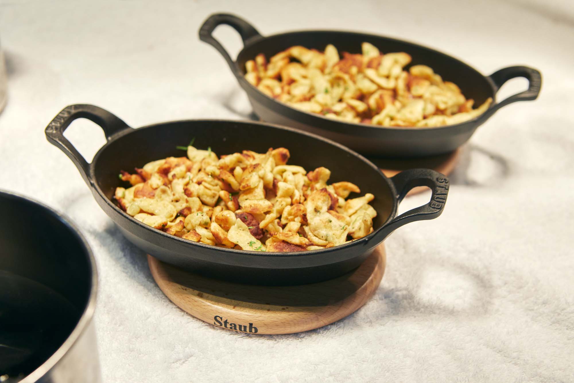 Staub 11.4-inch Oval Magnetic Wood Trivet - Image 3