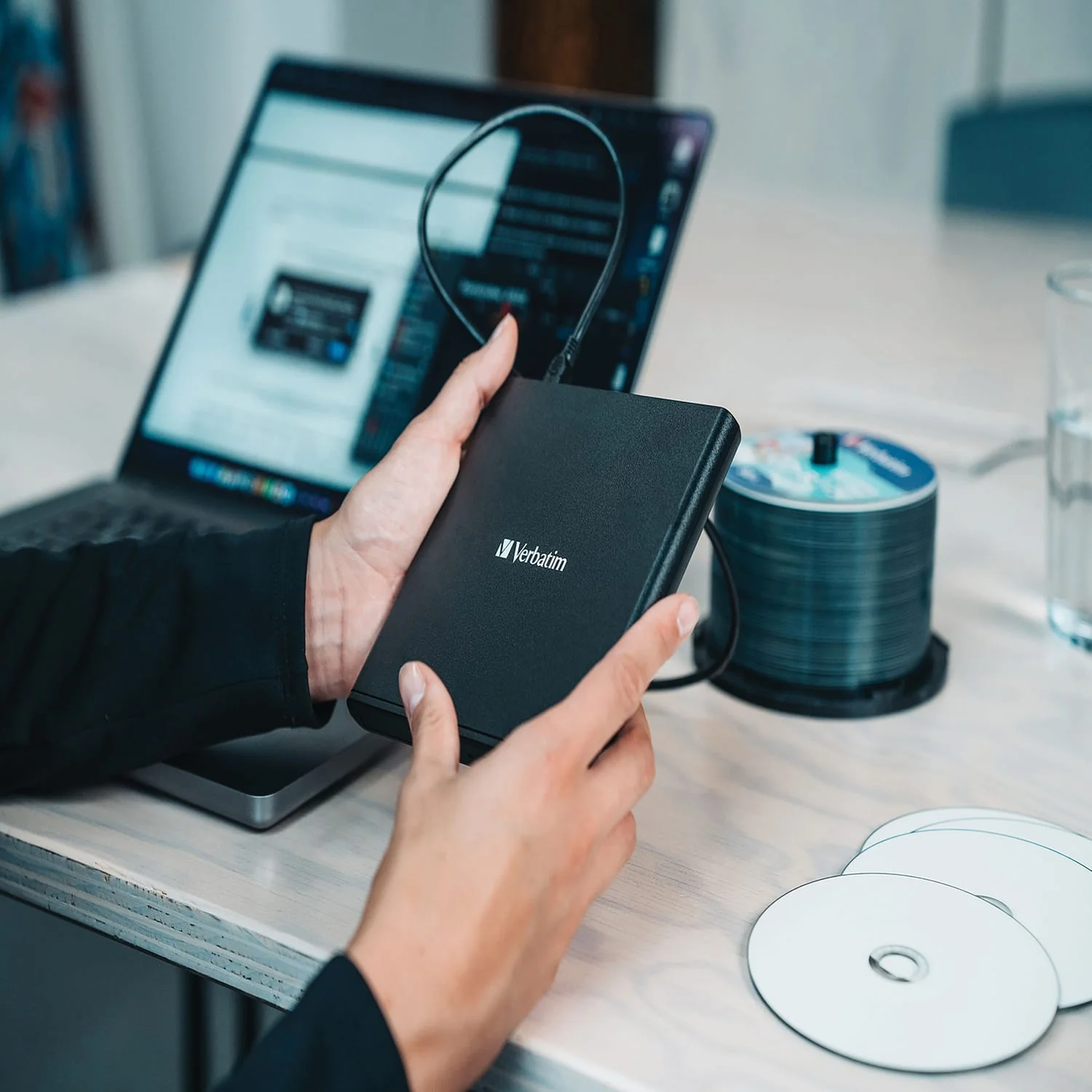 Verbatim External Slimline CD/DVD Writer, USB-A/USB-C - Image 2