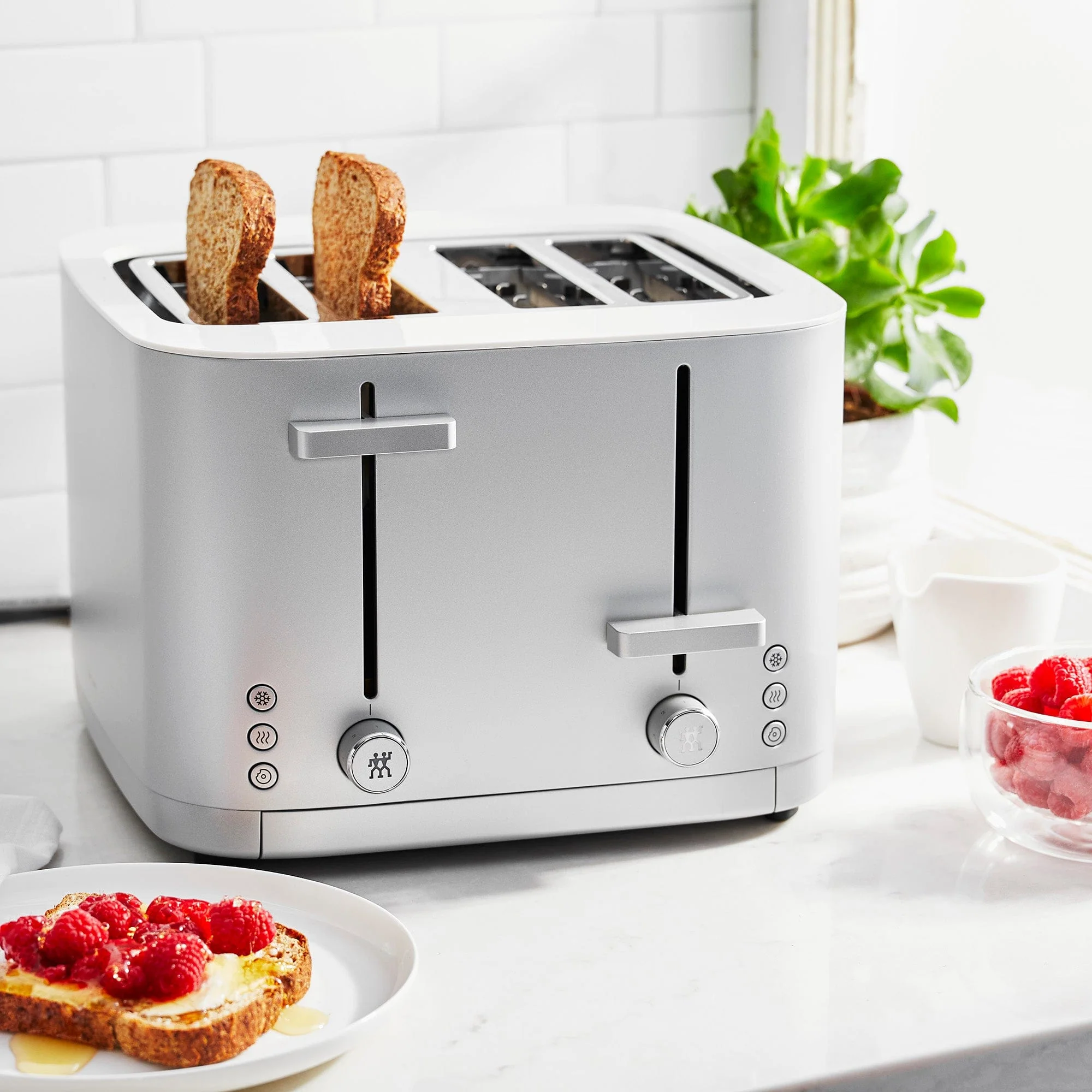 Zwilling Enfinigy 4-Slice Toaster, Extra Wide 1.5" Slots for Bagels and Toast, Silver - Image 4