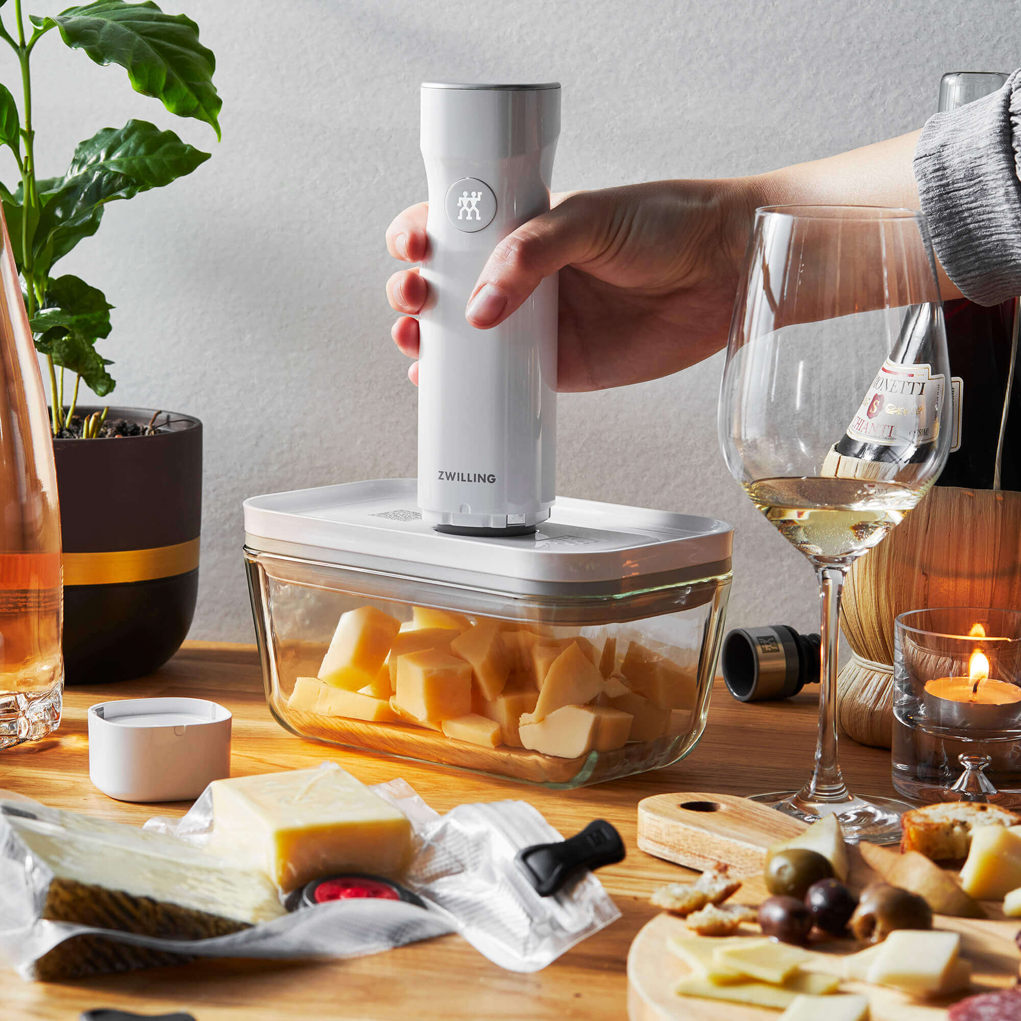 Zwilling Fresh & Save Handheld Vacuum Sealer Machine for Easy Storage - Image 5