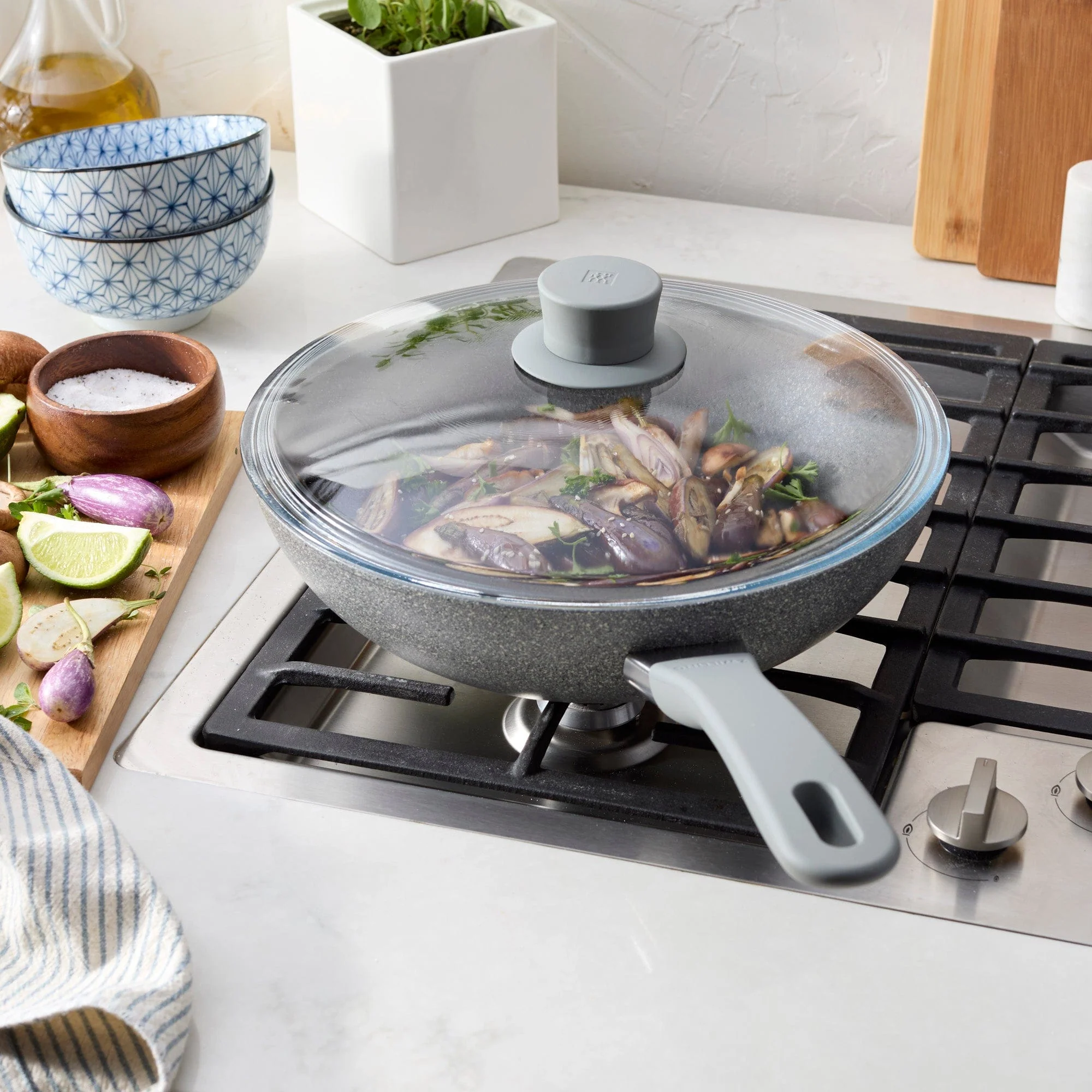 Zwilling Parma Plus 11-inch Aluminum Nonstick Wok with Lid - Image 4
