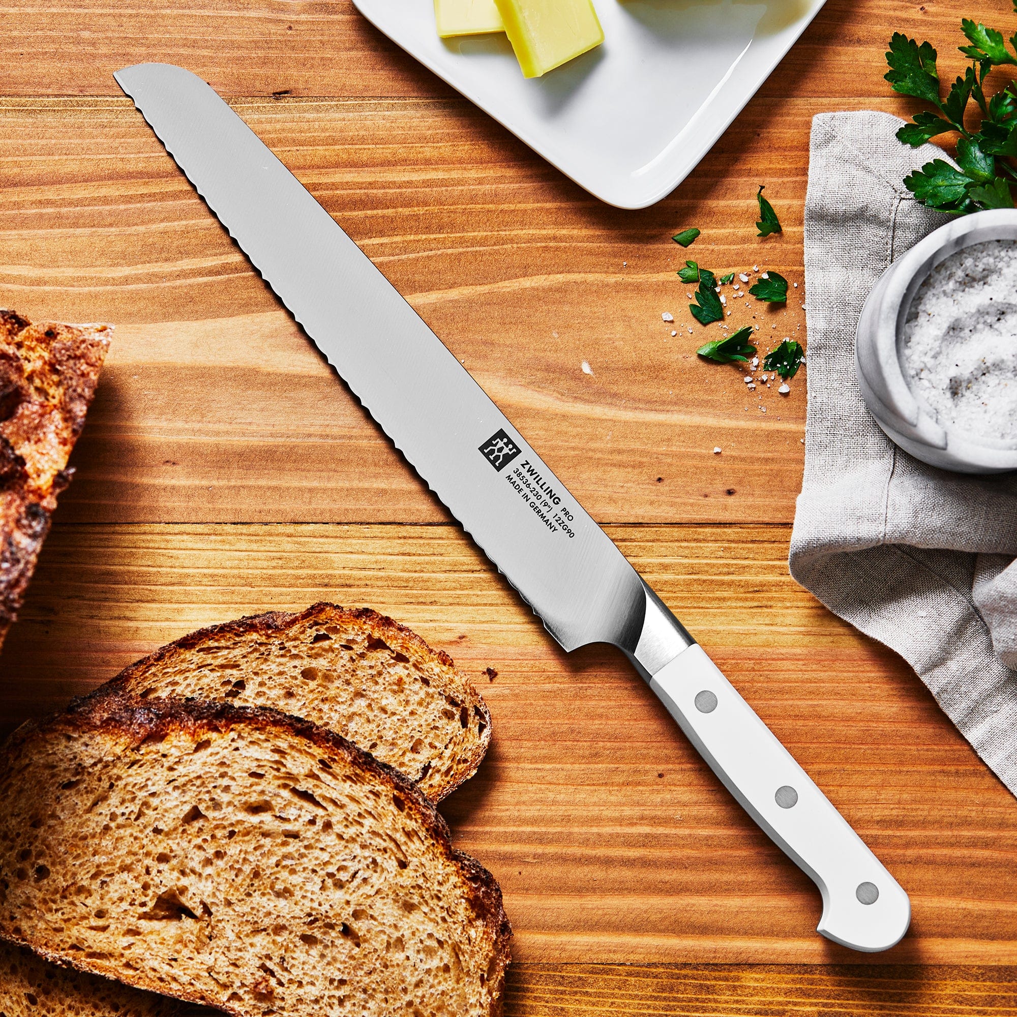 Zwilling Pro Le Blanc 9-inch Z15 Serrated Bread Knife - Image 3