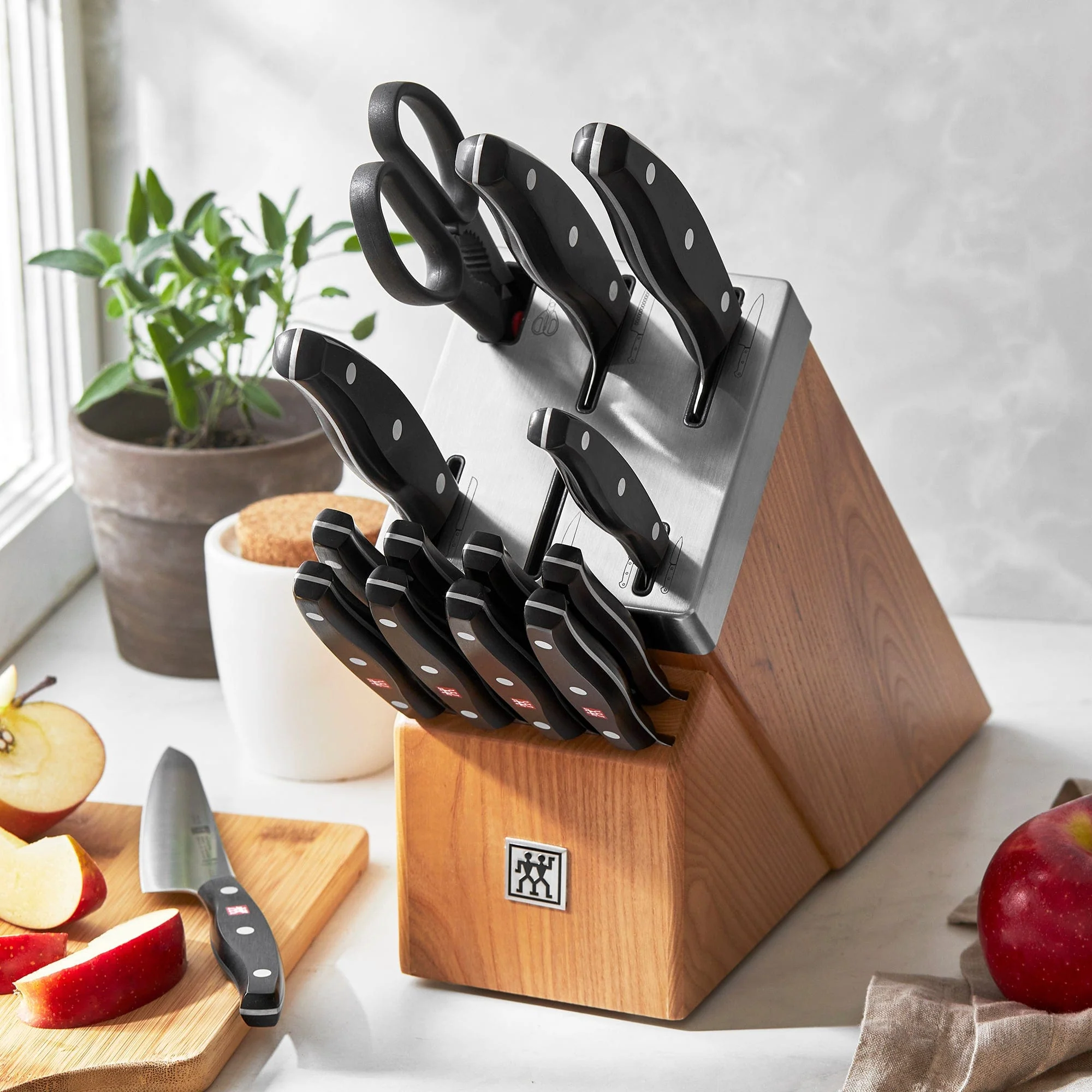 Zwilling Twin Signature 15-pc Self-Sharpening Knife Block Set - Natural - Image 4